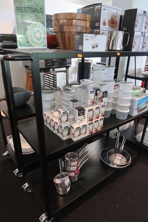 2 stk. reolvogne med indhold