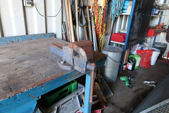 Arbejdsbord med skruestik