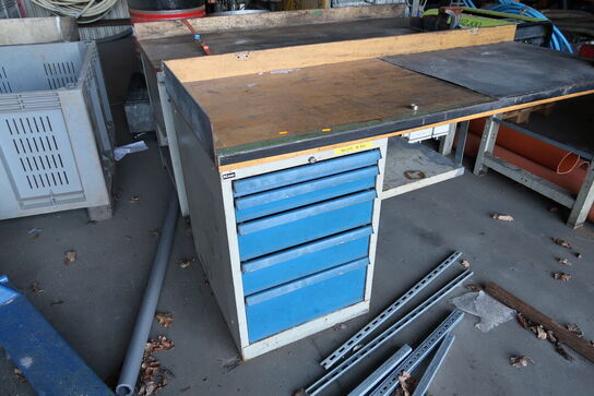 Arbejdsbord med skruestik