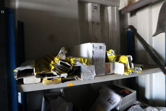 2 fag lagerreoler med div. Værktøj og varelager