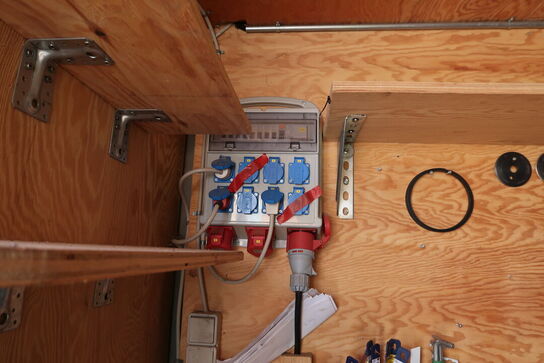 Arbejdsbord med skruestik samt div. Værktøj