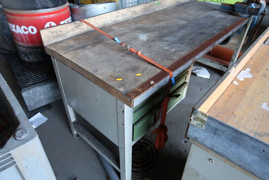 Arbejdsbord med skruestik