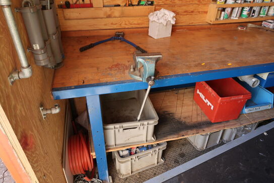 Arbejdsbord med skruestik samt div. Værktøj