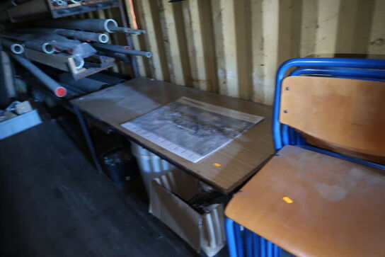 Bord samt 8 stk. stabelstole