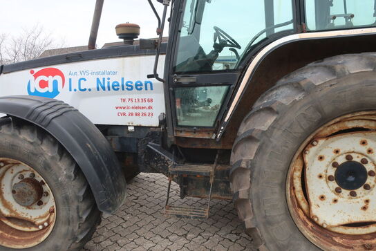 Traktor VALMET T 888/2 med kran HIAB 111 b-3 hiduo