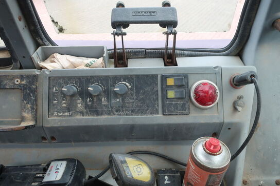 Traktor VALMET T 888/2 med kran HIAB 111 b-3 hiduo