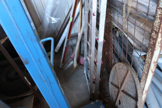 Trappestige div. Haveredskaber m.m.