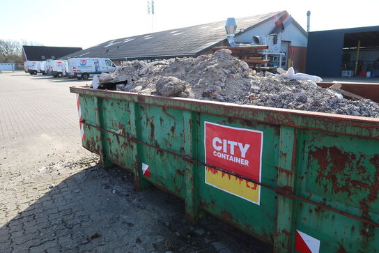 Affaldscontainer med indhold