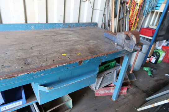 Arbejdsbord med skruestik