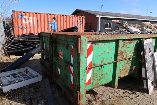 Affaldscontainer med indhold