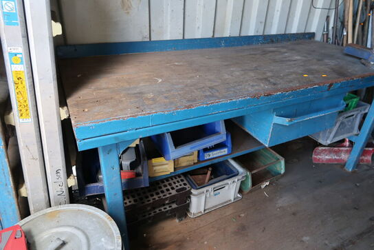 Arbejdsbord med skruestik