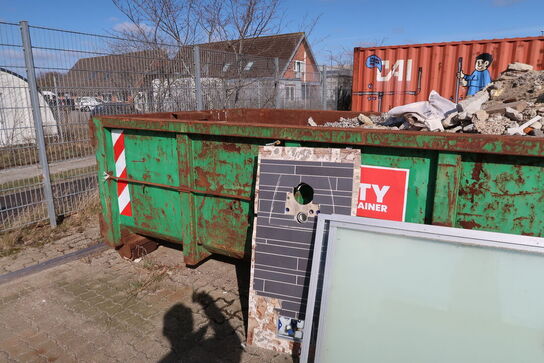Affaldscontainer med indhold