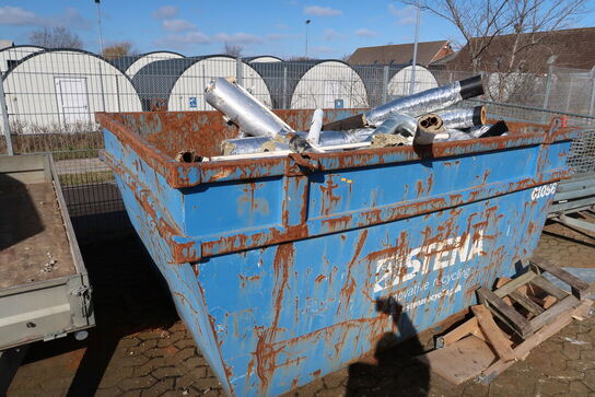 Affaldscontainer med indhold