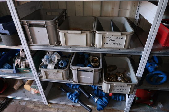 Lagerreoler med div. Varelager og reservedele