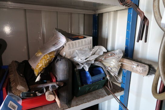 2 fag lagerreoler med div. Værktøj og varelager