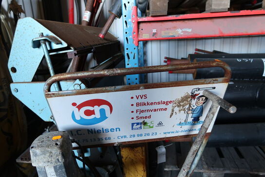 Skilt, sækkevogn samt vogn