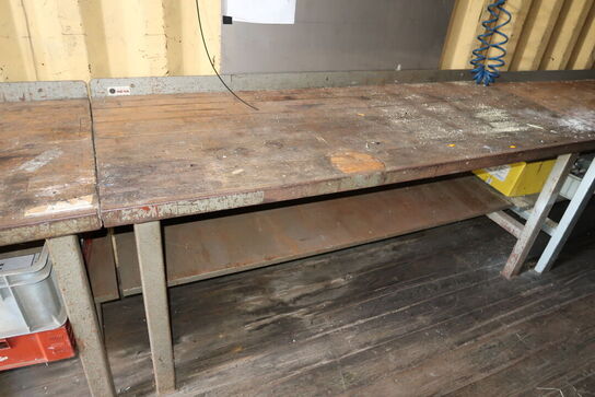 Arbejdsbord med indhold