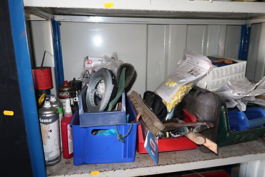 2 fag lagerreoler med div. Værktøj og varelager