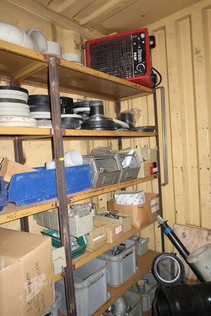 4 stk. lagerreoler med div. Varelager og reservedele