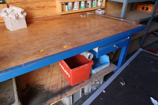 Arbejdsbord med skruestik samt div. Værktøj