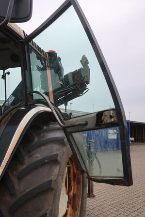 Traktor VALMET T 888/2 med kran HIAB 111 b-3 hiduo