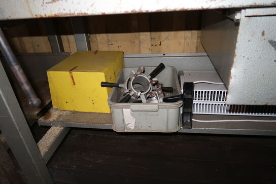 Arbejdsbord med skruestik og indhold