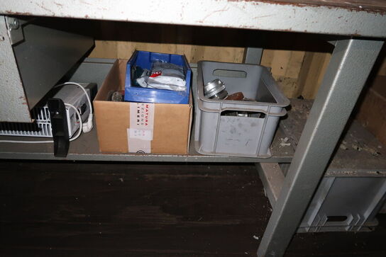 Arbejdsbord med skruestik og indhold