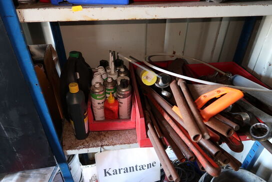 2 fag lagerreoler med div. Værktøj og varelager