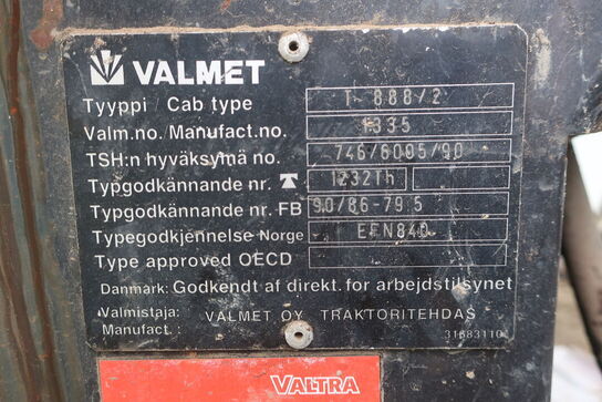 Traktor VALMET T 888/2 med kran HIAB 111 b-3 hiduo
