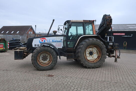 Traktor VALMET T 888/2 med kran HIAB 111 b-3 hiduo