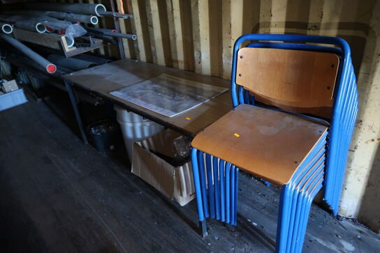 Bord samt 8 stk. stabelstole