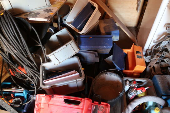 Div. Plastikkasser, forlængerledning m.m.