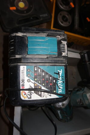 2 stk. håndværktøj MAKITA med batteri og lader