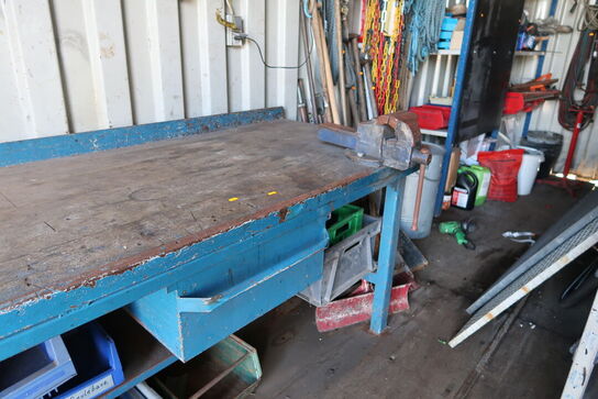 Arbejdsbord med skruestik