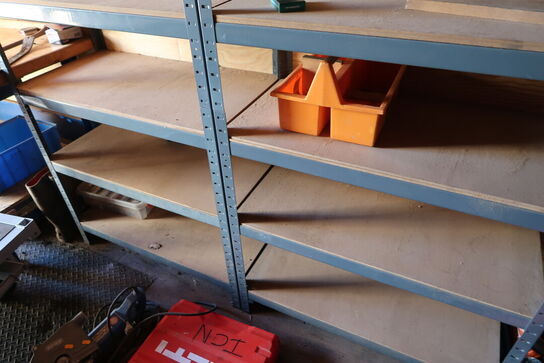 2 stk. lagerreoler med indhold