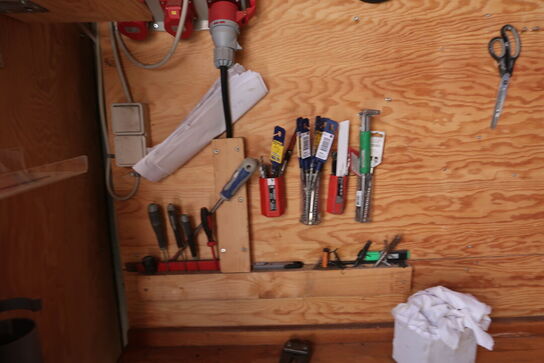 Arbejdsbord med skruestik samt div. Værktøj