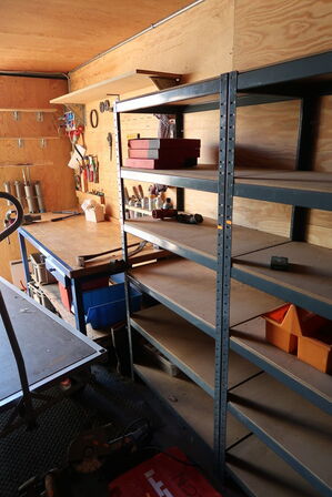 2 stk. lagerreoler med indhold