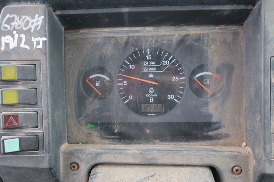 Traktor VALMET T 888/2 med kran HIAB 111 b-3 hiduo