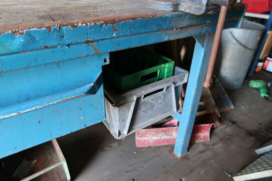 Arbejdsbord med skruestik