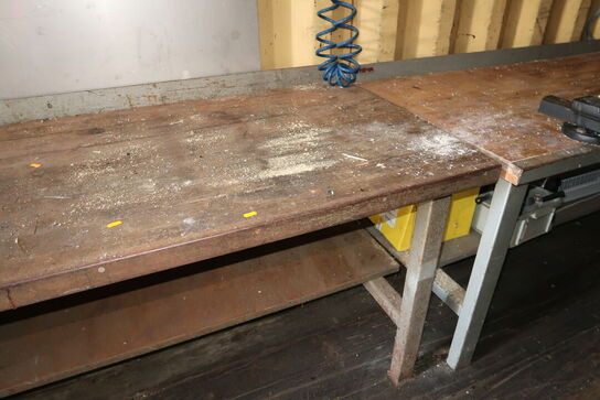 Arbejdsbord med indhold