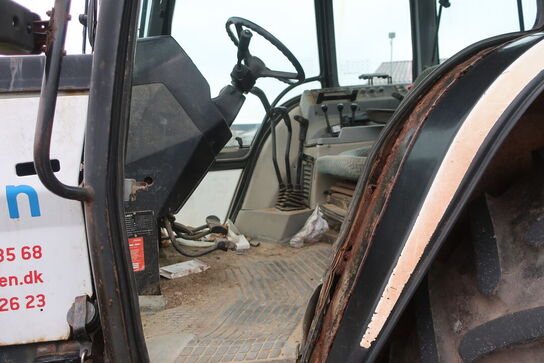 Traktor VALMET T 888/2 med kran HIAB 111 b-3 hiduo