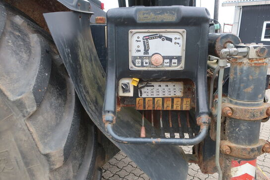 Traktor VALMET T 888/2 med kran HIAB 111 b-3 hiduo