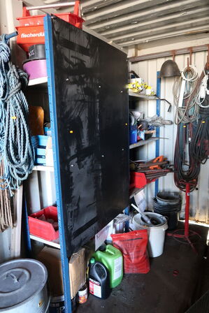 2 fag lagerreoler med div. Værktøj og varelager