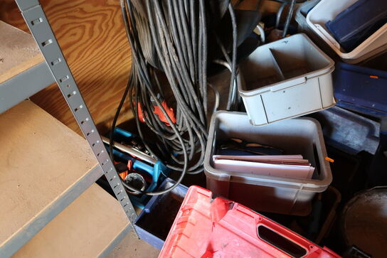 Div. Plastikkasser, forlængerledning m.m.