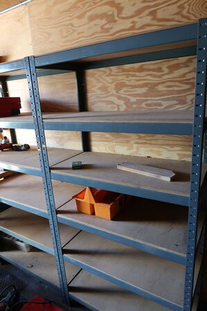 2 stk. lagerreoler med indhold