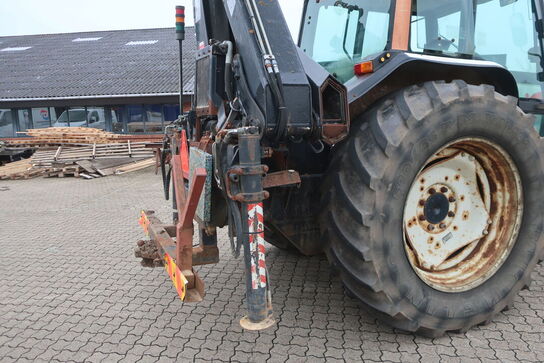 Traktor VALMET T 888/2 med kran HIAB 111 b-3 hiduo