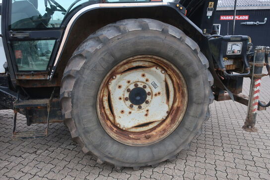 Traktor VALMET T 888/2 med kran HIAB 111 b-3 hiduo