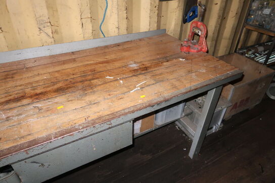 Arbejdsbord med skruestik og indhold