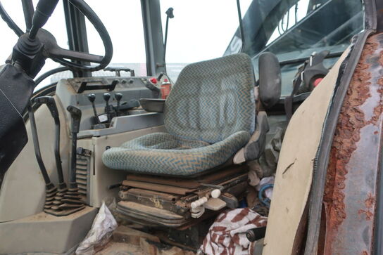 Traktor VALMET T 888/2 med kran HIAB 111 b-3 hiduo