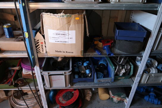 Lagerreoler med div. Varelager og reservedele